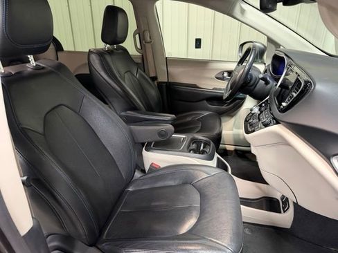 Used 2021 Chrysler Pacifica Touring-L FWD image 32