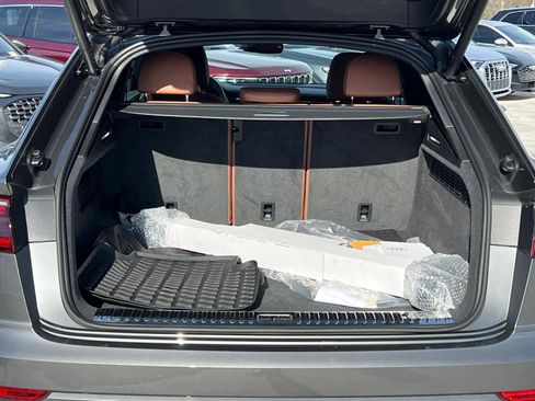 Used 2025 Audi Q8 Premium image 18