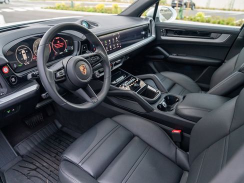 Used 2025 Porsche Cayenne image 4