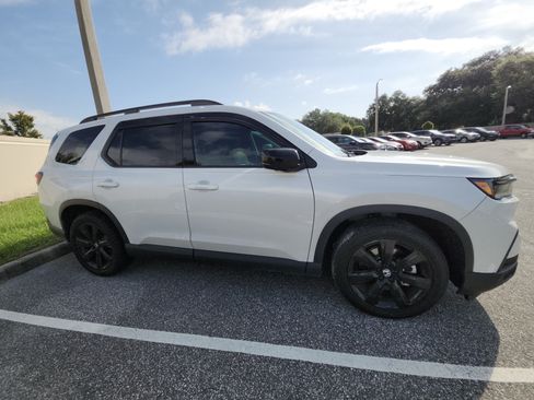 Used 2025 Honda Pilot Black Edition image 17