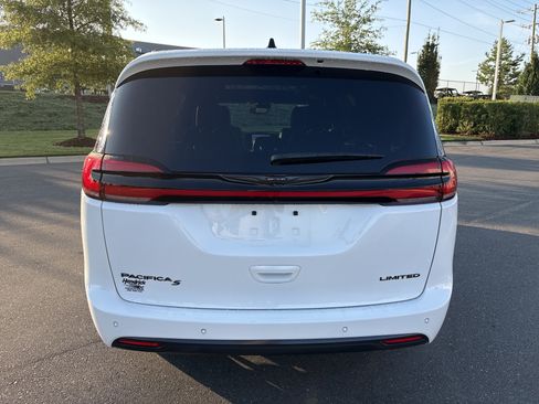 Certified 2024 Chrysler Pacifica Limited w/ S Appearance Package FWD image 8