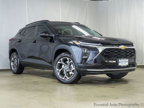 Used 2025 Chevrolet Trax LT FWD image 2