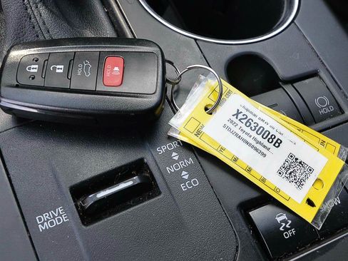 Used 2022 Toyota Highlander XSE FWD image 16