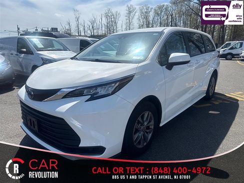 Used 2023 Toyota Sienna LE image 3