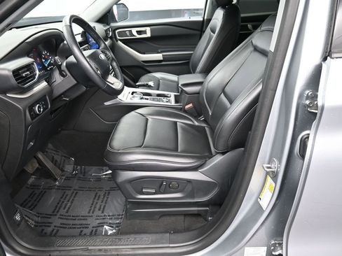 Used 2024 Ford Explorer XLT w/ Equipment Group 202A AWD/4WD image 32