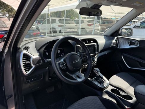 Used 2025 Kia Soul LX w/ LX Technology Package FWD image 31