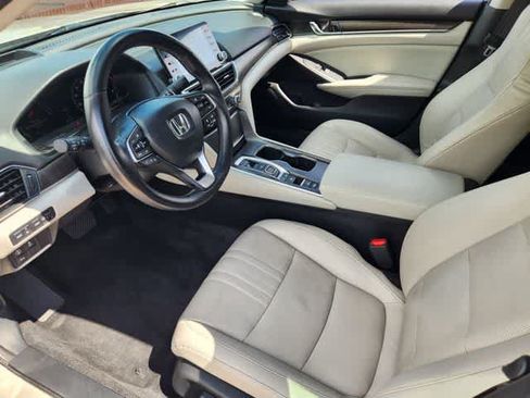 Used 2018 Honda Accord Touring image 2