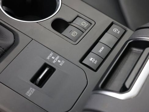 Used 2020 Toyota Highlander XLE FWD image 26