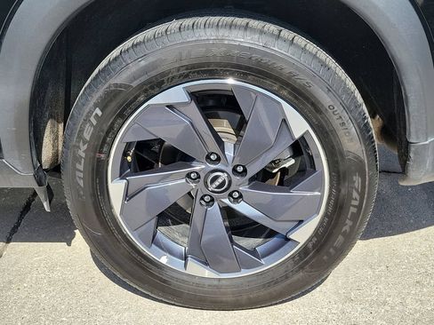 Certified 2025 Nissan Rogue SV FWD image 15