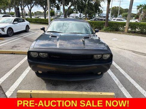 Used 2014 Dodge Challenger SXT RWD image 1