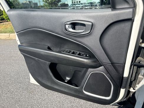 Used 2018 Jeep Compass Latitude w/ Popular Equipment Group FWD image 18