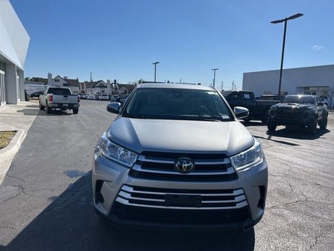Used 2019 Toyota Highlander LE image 3