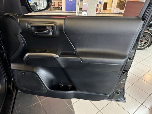 Used 2017 Toyota Tacoma TRD Off-Road image 29