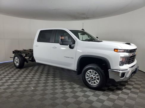 New 2026 Chevrolet Silverado 2500 LT image 3