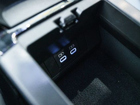 Used 2025 Toyota Prius XLE FWD image 32