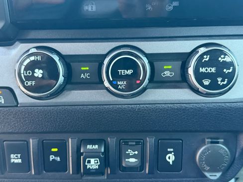 Used 2018 Toyota Tacoma TRD Off-Road w/ Technology Package AWD/4WD image 26