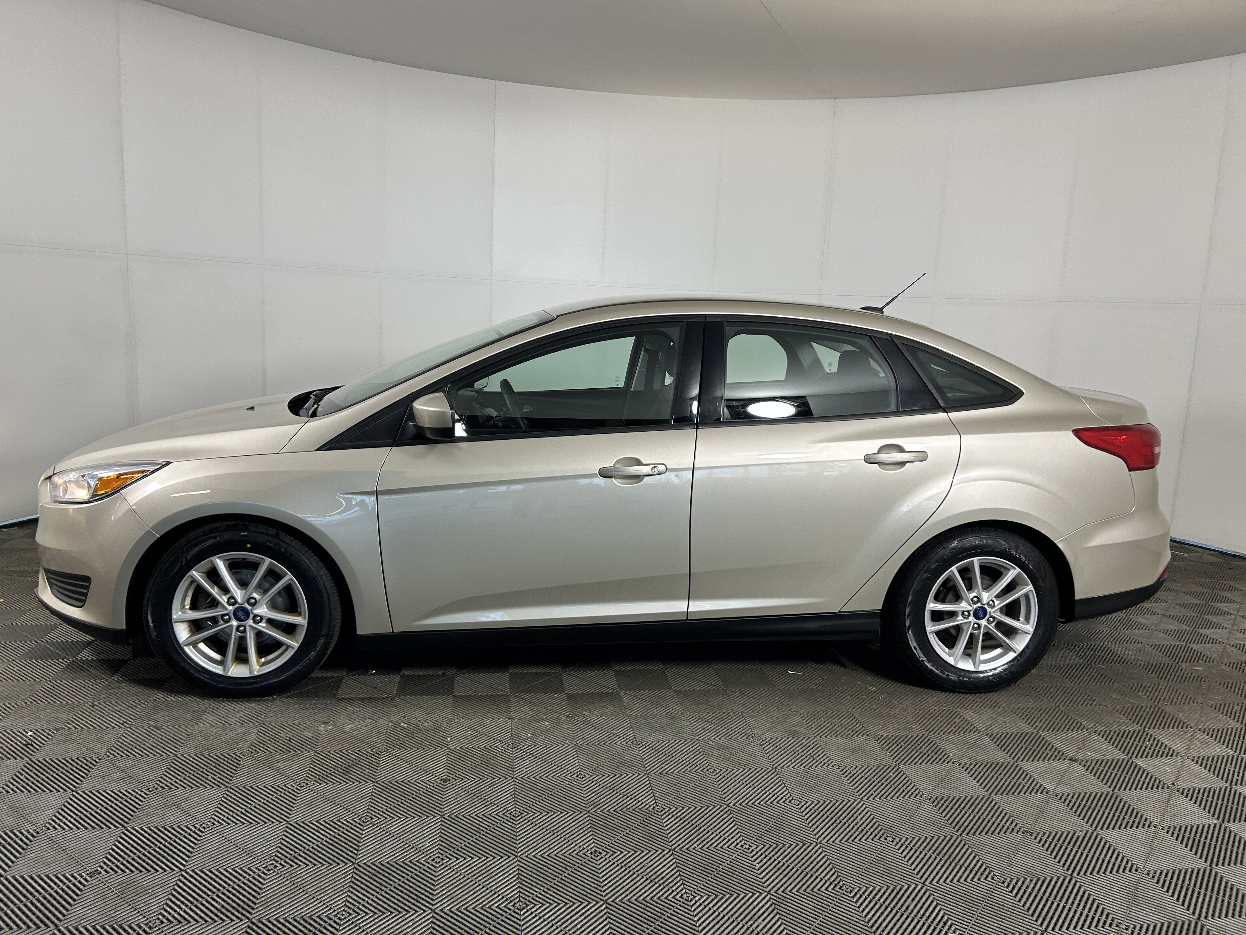 Used 2018 Ford Focus SE FWD image 2
