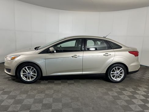 Used 2018 Ford Focus SE FWD image 2