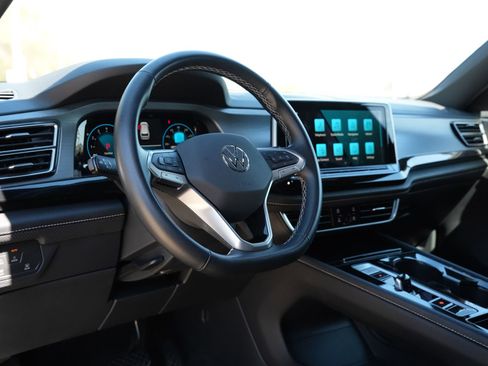 Used 2025 Volkswagen Atlas Cross Sport SE image 16