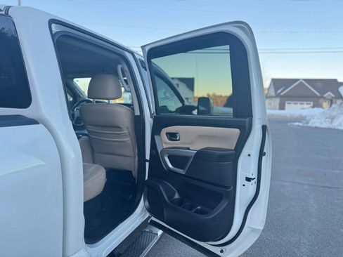 Used 2016 Nissan Titan SL image 16