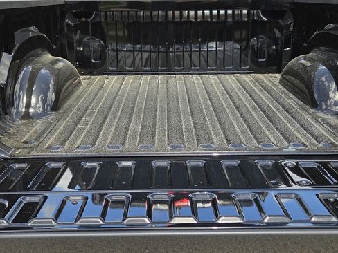 Used 2025 RAM 1500 Laramie AWD/4WD image 5