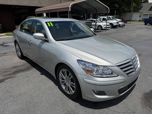 Used 2011 Hyundai Genesis 4.6 RWD image 2