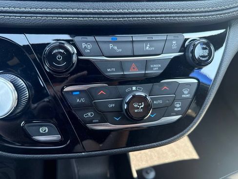 Used 2024 Chrysler Pacifica Limited FWD image 30