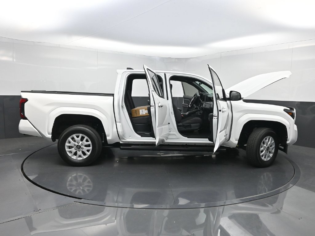 Used 2024 Toyota Tacoma SR5 AWD/4WD image 35
