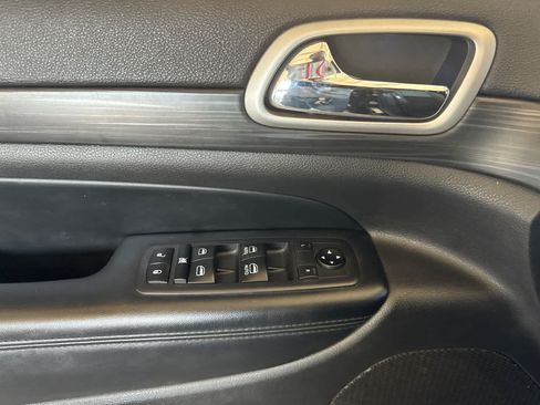 Used 2020 Jeep Grand Cherokee Laredo w/ Laredo X Package RWD image 11