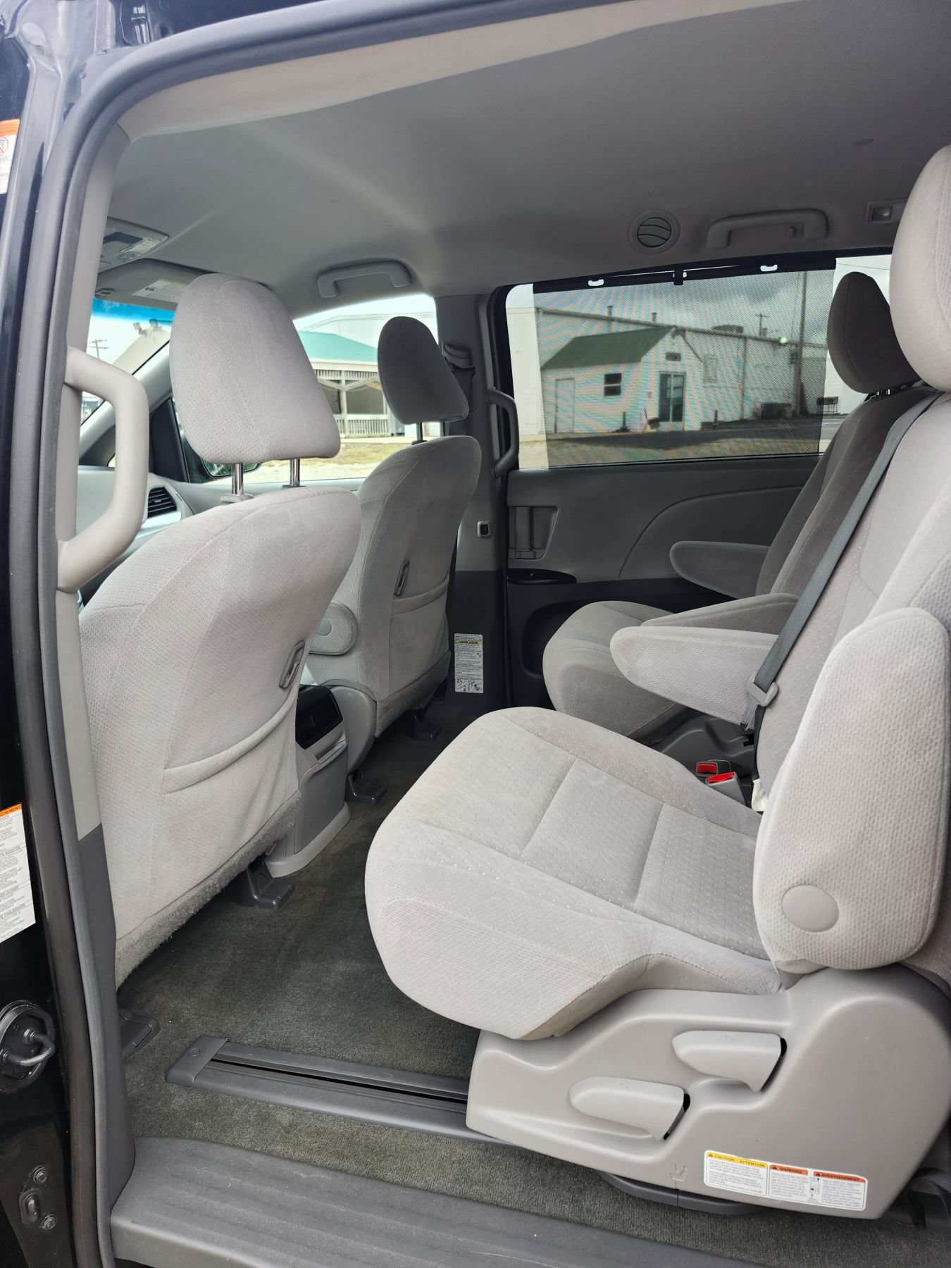 Used 2016 Toyota Sienna LE w/ Four Season Floor Mat Package FWD image 13