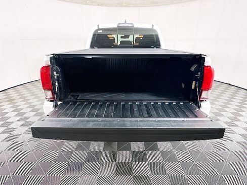 Used 2018 Toyota Tacoma TRD Off-Road AWD/4WD image 31