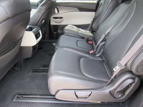 Used 2024 Kia Carnival LX FWD image 15