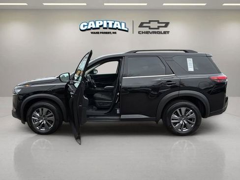Used 2024 Nissan Pathfinder SV image 13