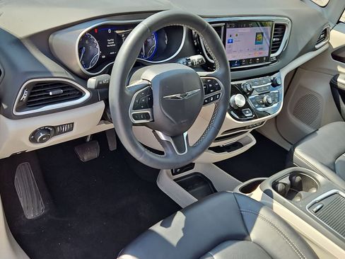 Used 2024 Chrysler Pacifica Touring-L FWD image 16