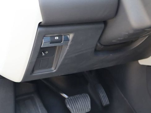 Used 2024 Land Rover Defender 130 X-Dynamic SE AWD/4WD image 24
