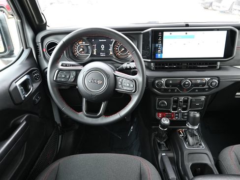 Used 2024 Jeep Wrangler Unlimited Rubicon AWD/4WD image 16