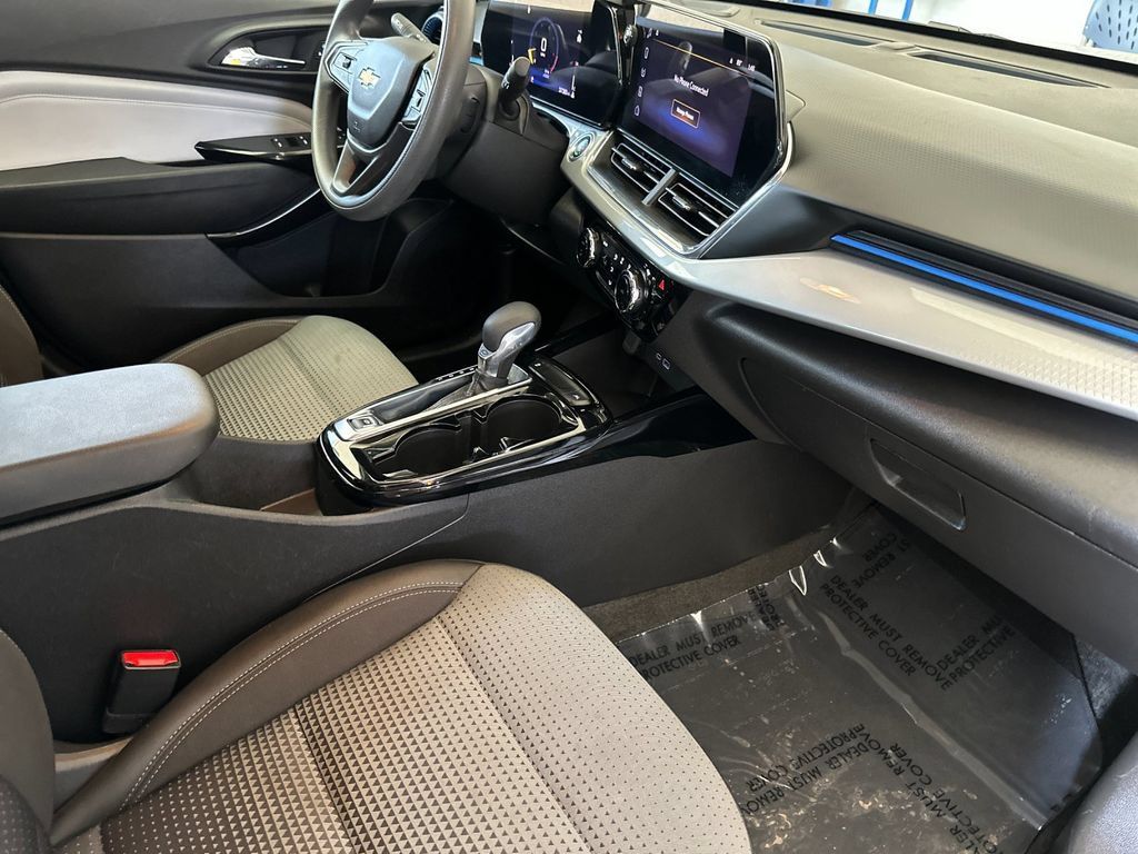 Used 2025 Chevrolet Trax LT FWD image 15