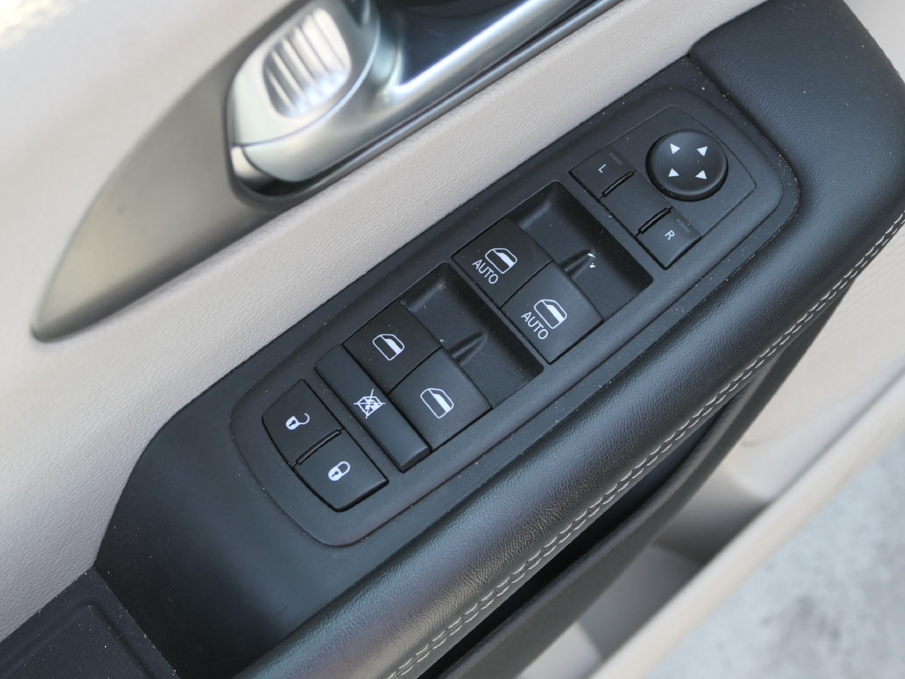 Used 2024 Chrysler Pacifica Limited FWD image 15