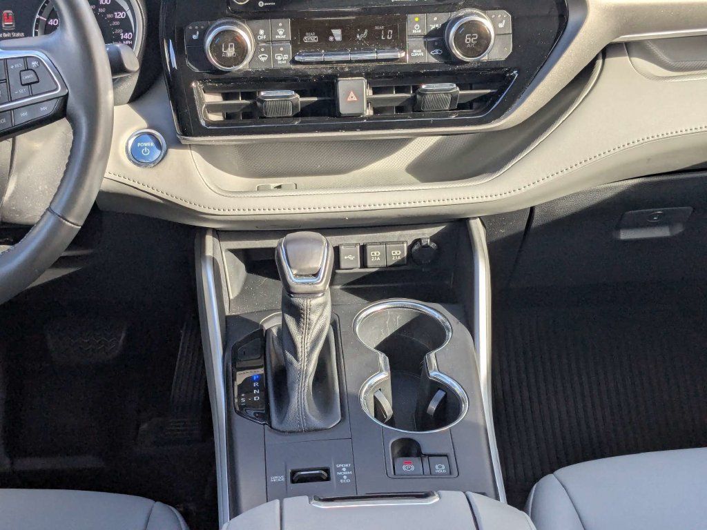 Used 2021 Toyota Highlander XLE AWD/4WD image 28