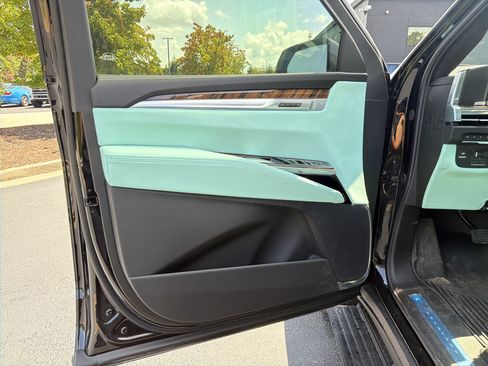 Used 2026 Cadillac Escalade Platinum Sport w/ LPO, Floor Liner Package AWD/4WD image 17