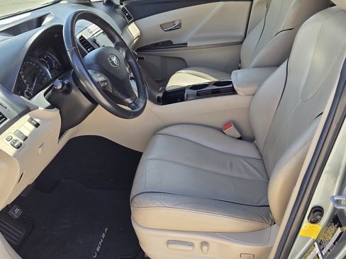 Used 2011 Toyota Venza AWD w/ Comfort Pkg image 4