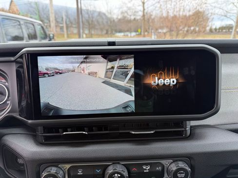 Certified 2025 Jeep Gladiator Nighthawk image 19