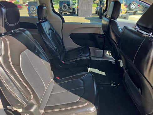 Used 2020 Chrysler Voyager Lxi FWD image 18