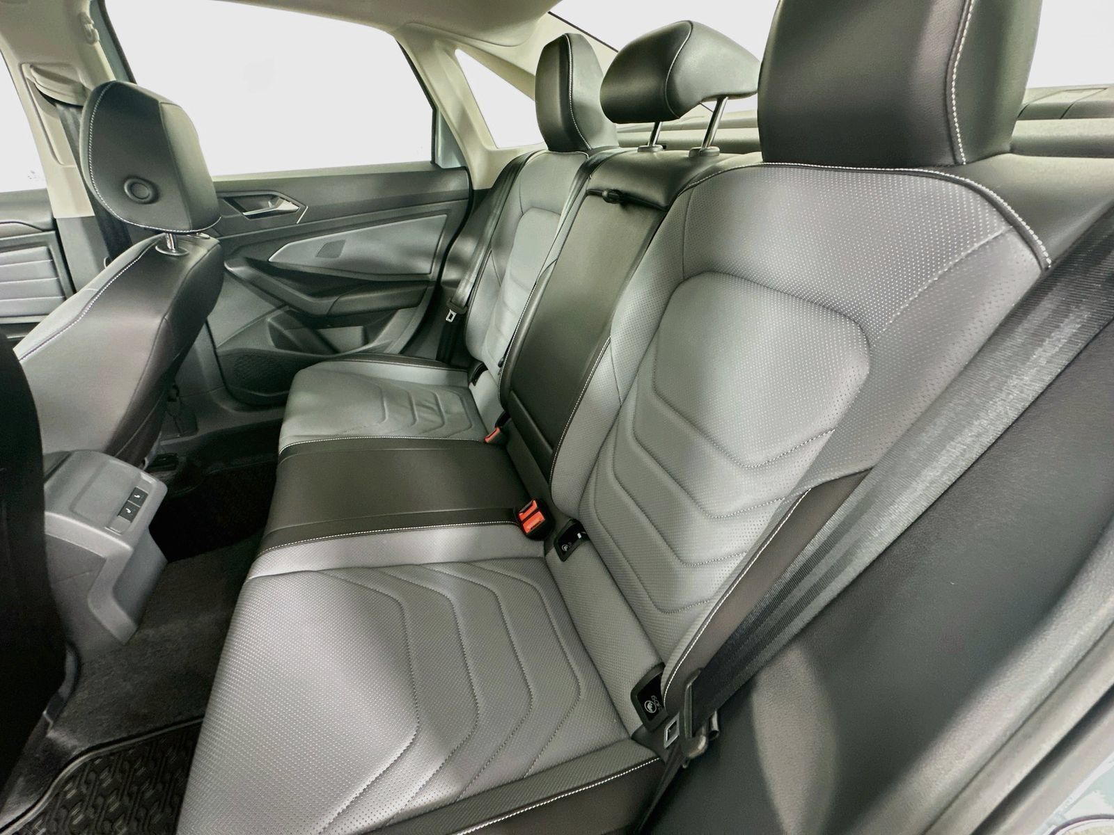 Used 2026 Volkswagen Jetta SEL FWD image 33