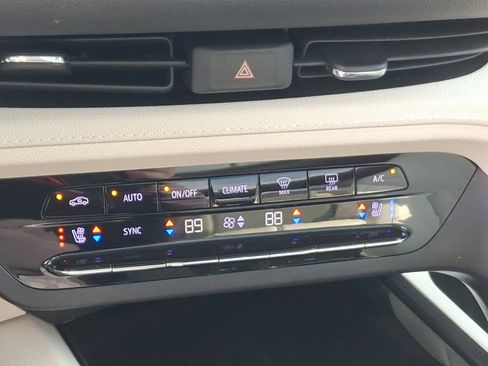 Used 2022 Buick Envision Avenir w/ Technology Package II image 16