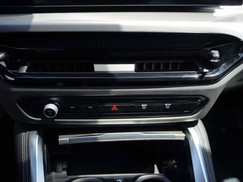Used 2025 BMW M440i Convertible RWD image 17