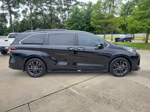 Used 2024 Toyota Sienna XSE w/ XSE Premium Package FWD image 8