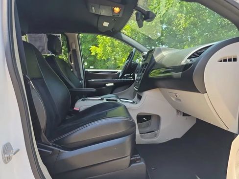 Used 2018 Dodge Grand Caravan SXT FWD image 39