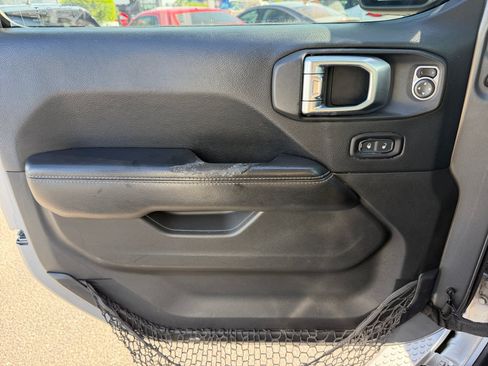 Used 2018 Jeep Wrangler Unlimited Sahara w/ Uconnect 4C Nav & Sound Group AWD/4WD image 13