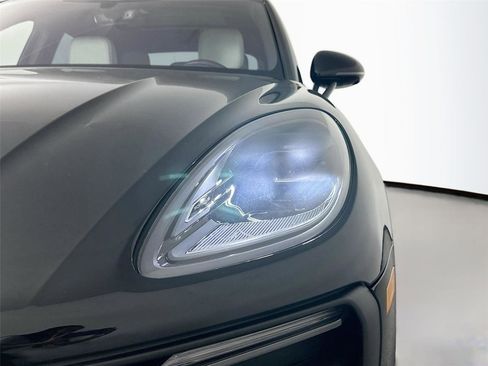 Certified 2024 Porsche Macan AWD/4WD image 15
